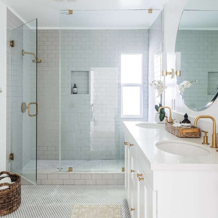 Shower glass partition: Elegant bathroom enclosure design